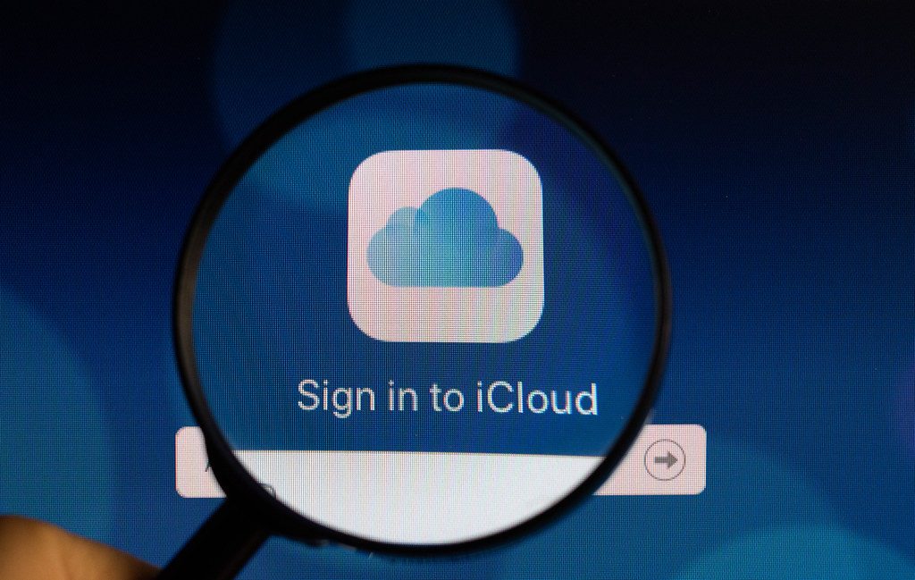 虫眼鏡の下でiCloudにサインインします